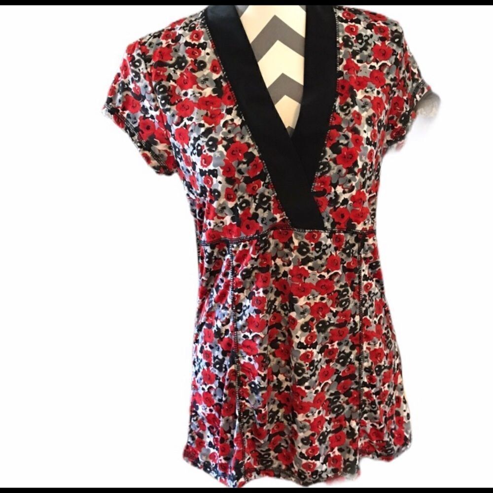 Vertigo Paris Size MEDIUM Floral V-Neck Top